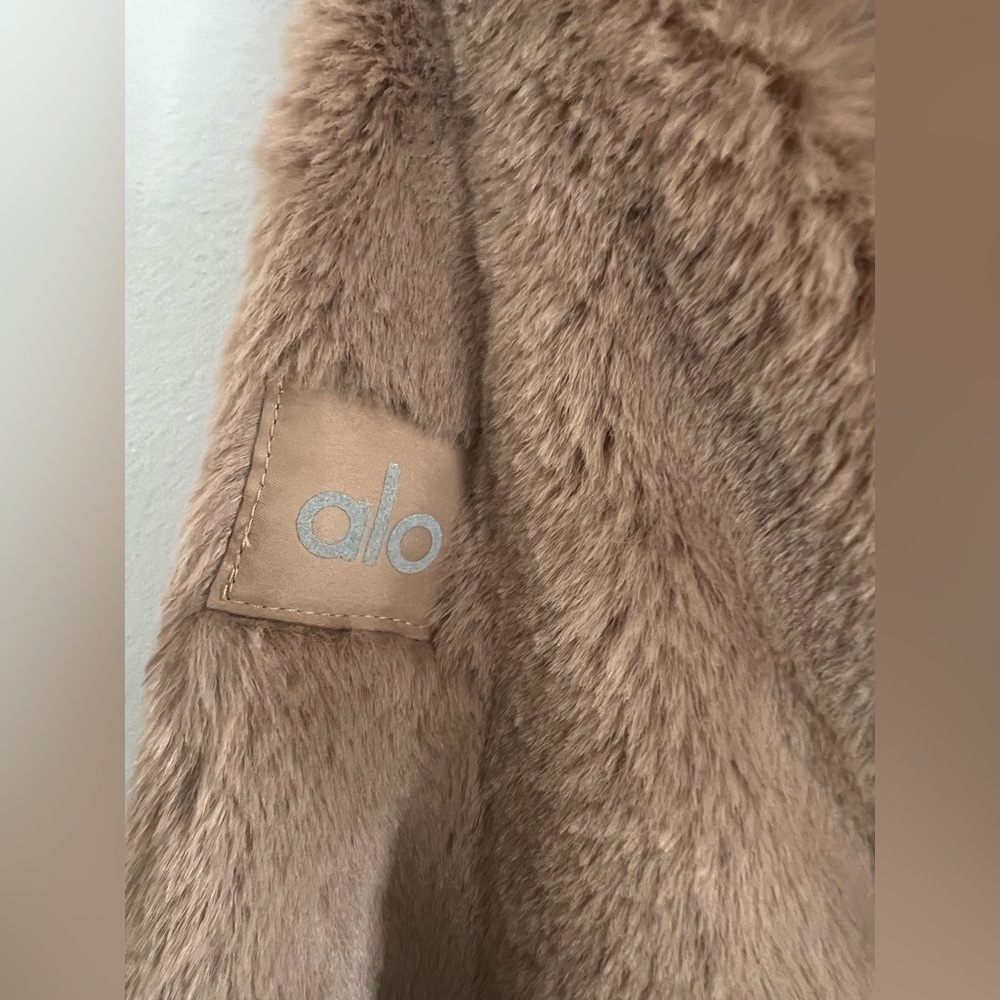 Alo Yoga Faux Foxy Fur Cropped Jacket Toasted Almond Sz XS W Removable Hoodie - Picture 6 of 7